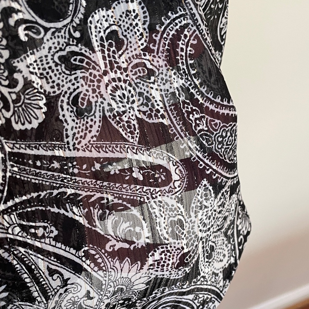 Vince Camuto Black and White Paisley Flutter Sleeve Blouse Size 1X - Picture 6 of 10